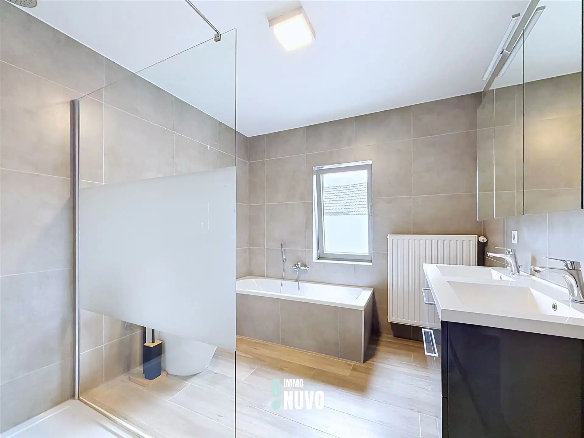 Gezinswoning met 3 slaapkamers, bureau, tuin en garage foto 13