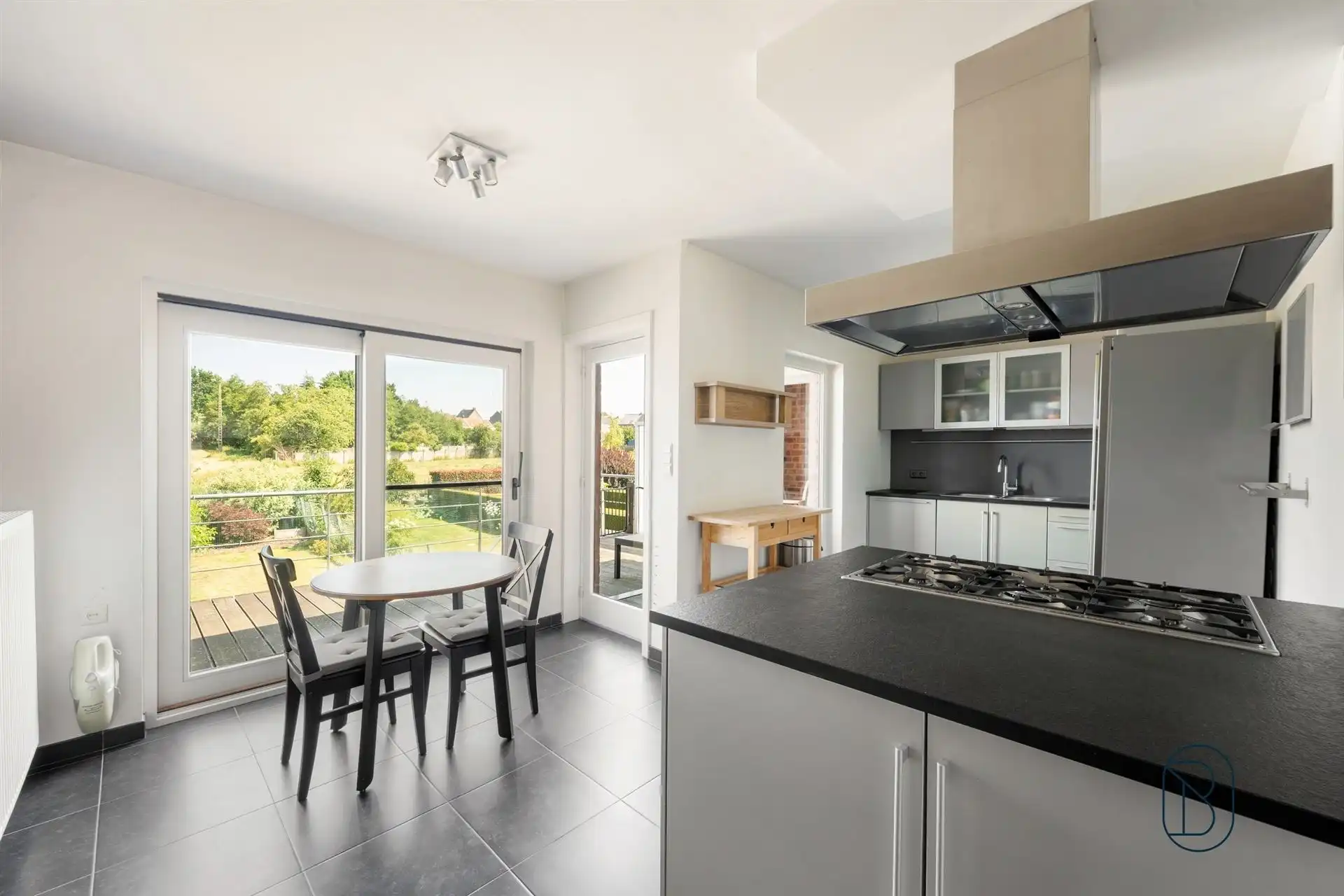 Instapklare bel-etagewoning met aangename tuin en 5 SLK! foto 8