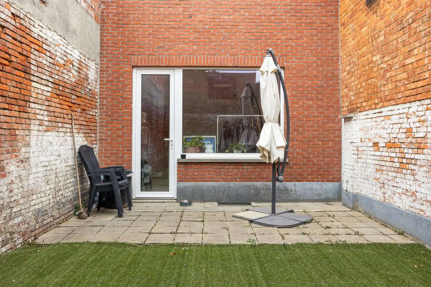 Op te frissen opbrengsteigendom comm. ruimte + 2 app. foto 6