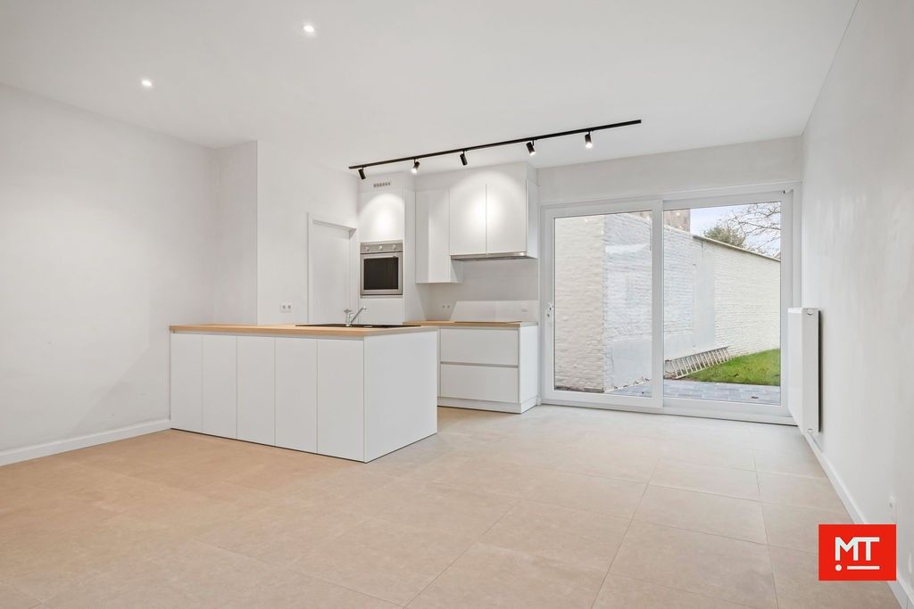 Hoofdfoto van de publicatie: Instapklare halfopen woning met 3 slaapkamers, tuin en uitweg in de dorpskern van Ledegem