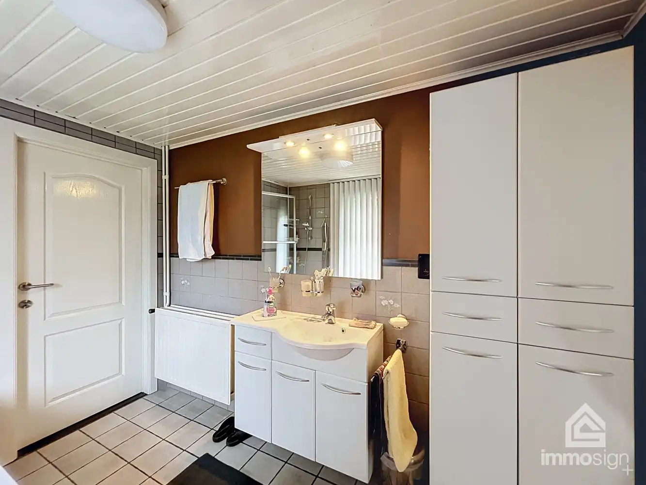 Ruime woning op bijna 2.000 m² grond met dubbele garage en werkhuis foto 21