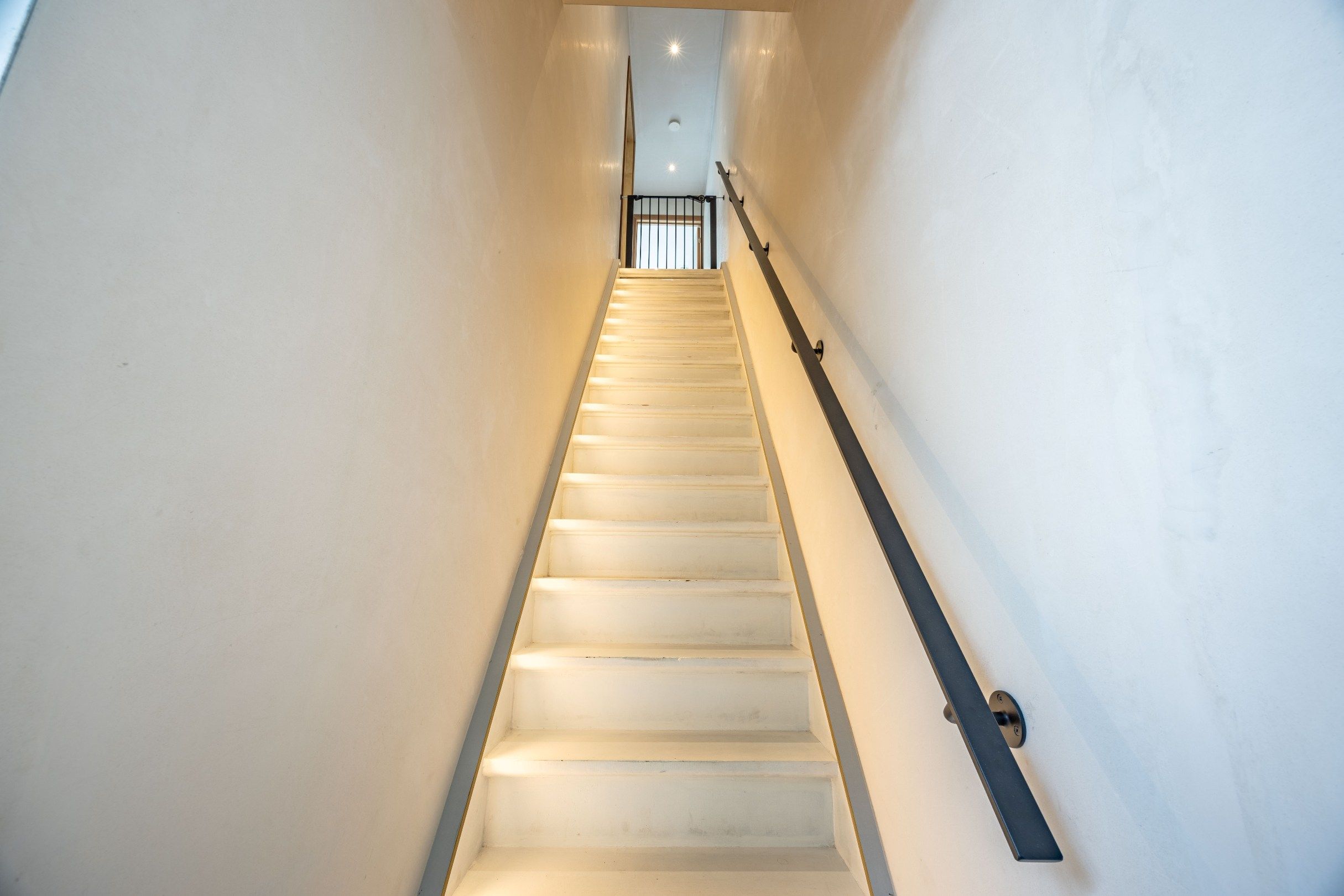 SUBLIEM GERENOVEERDE RIJWONING MET UITWEG foto 15