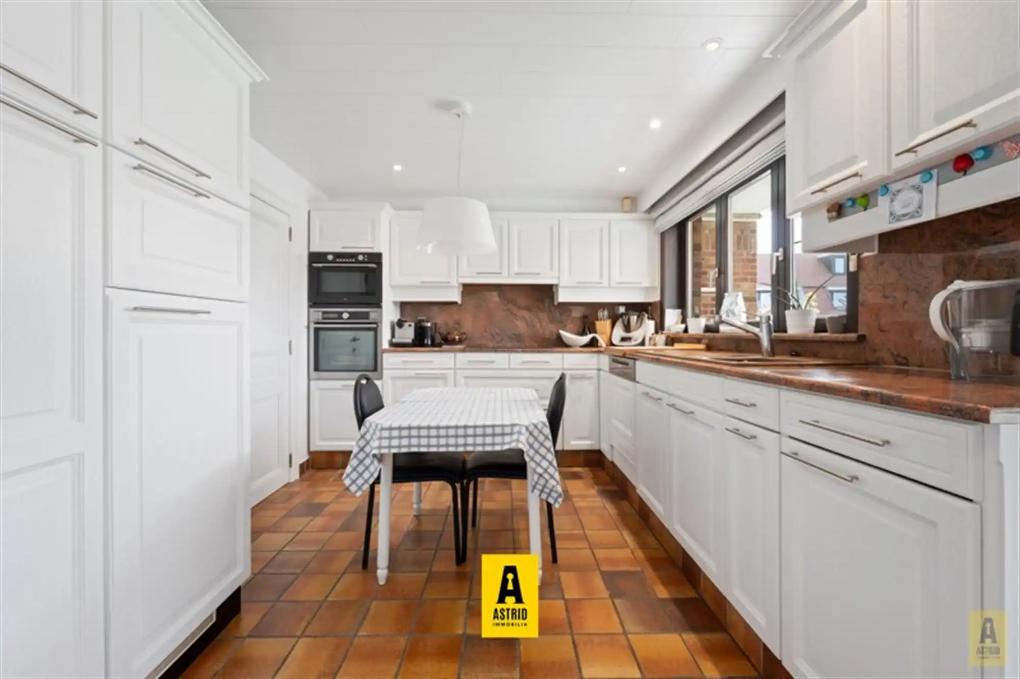 Karaktervolle voormalige dokterswoning met zee aan ruimte en mogelijkheden! foto 14