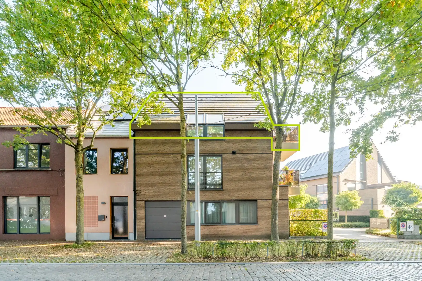 Instapklaar en lichtrijk appartement met terras en carport foto 16