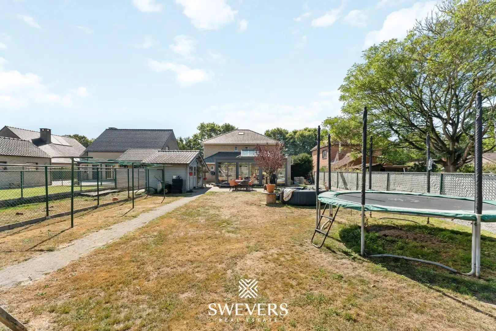 Ruime open bebouwing met nieuwe keuken en veranda foto 29