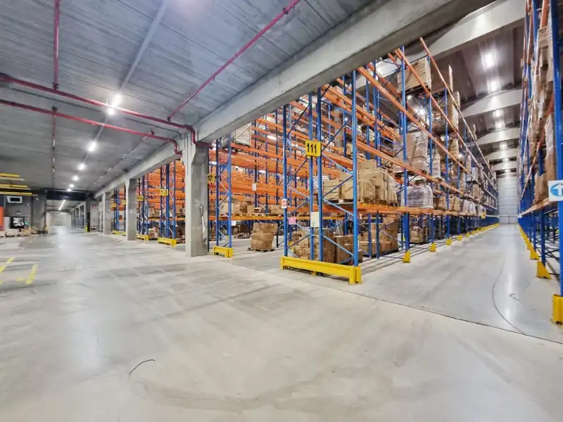 Logistiek gebouw te huur foto 4