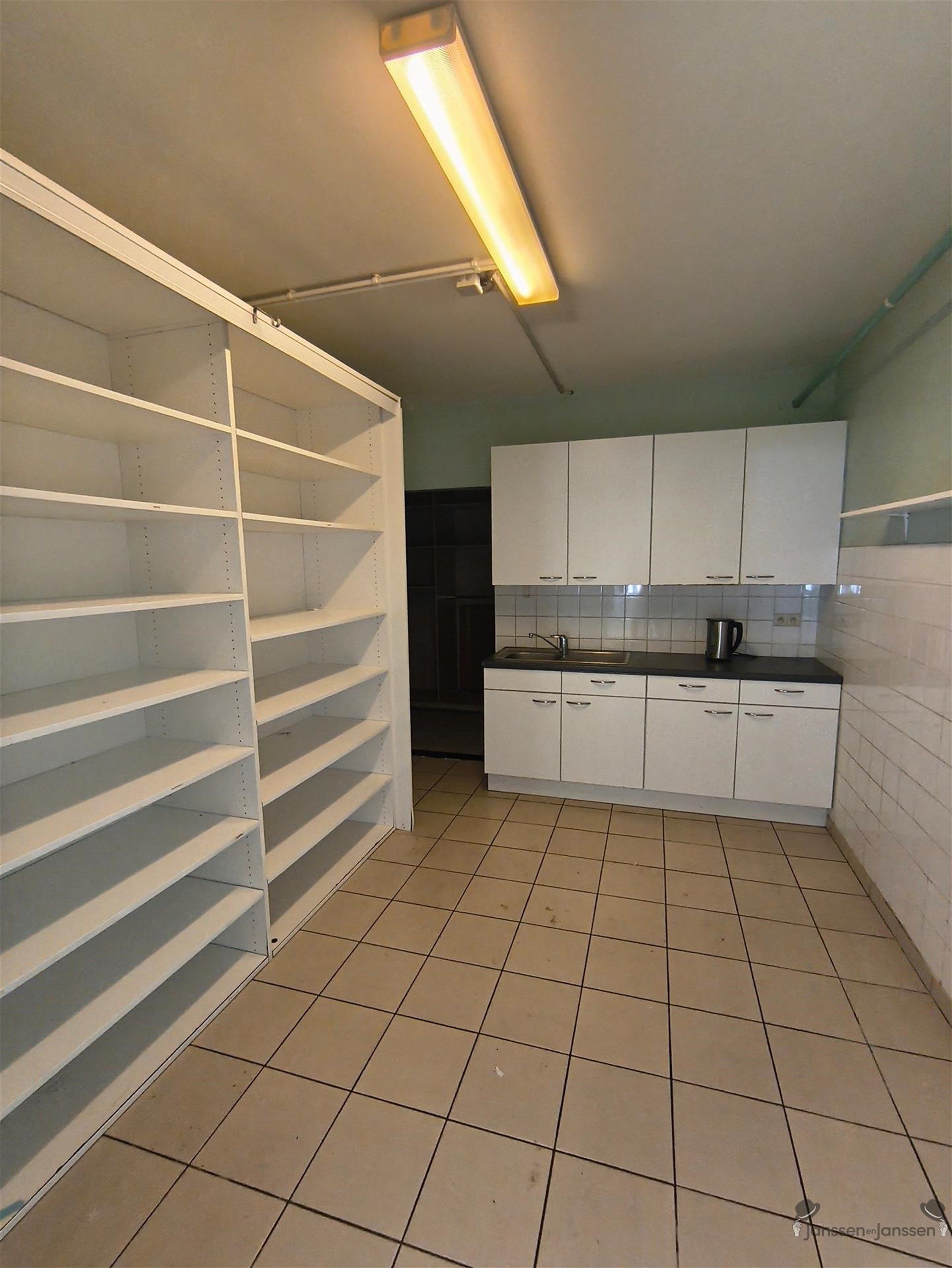 Handelspand met werkplaats & duplex appt foto 4
