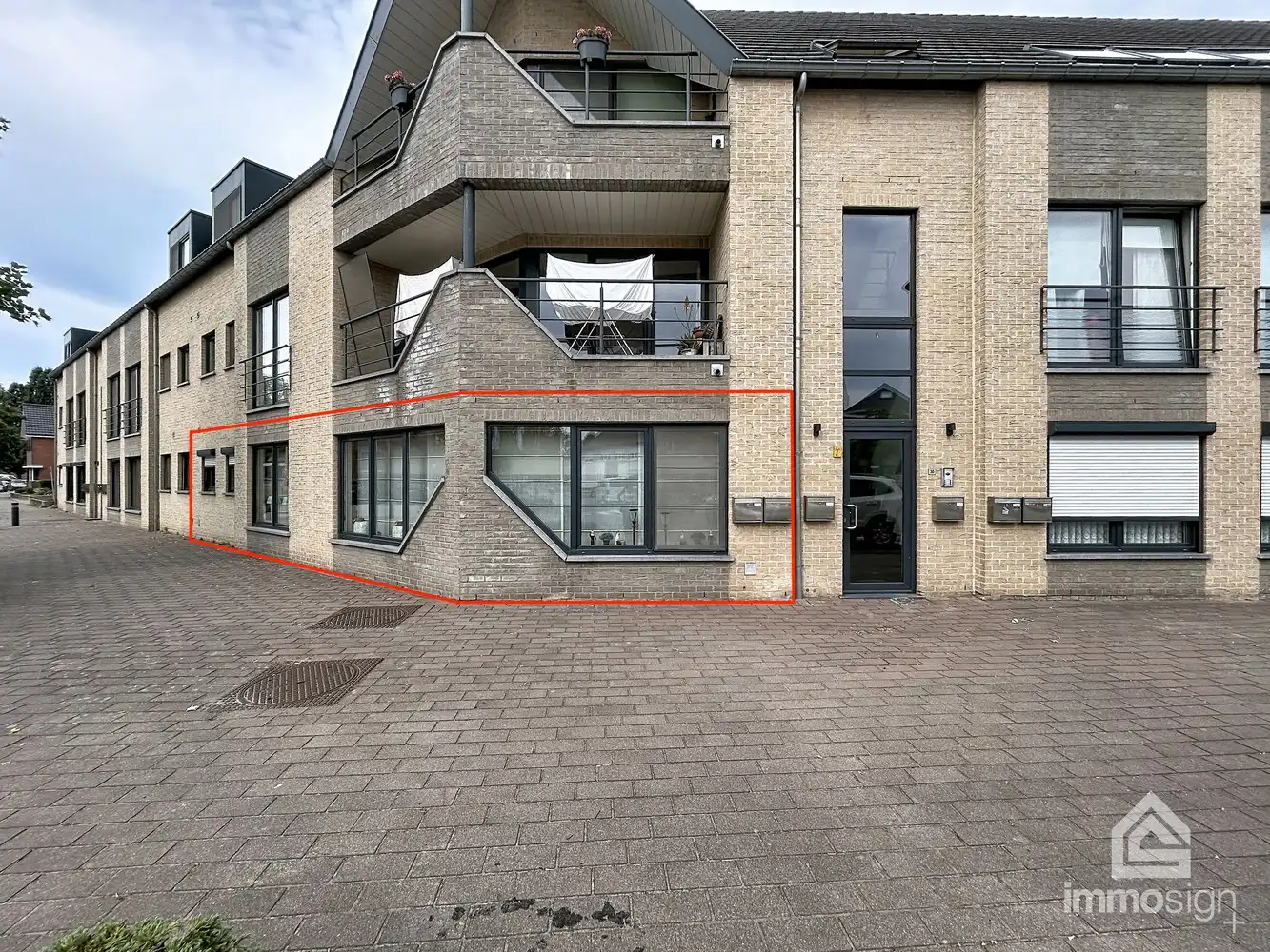 Instapklaar ruim gelijkvloers appartement met gezellige stadstuin en autostaanplaats in hartje Hamont-Achel! foto 2