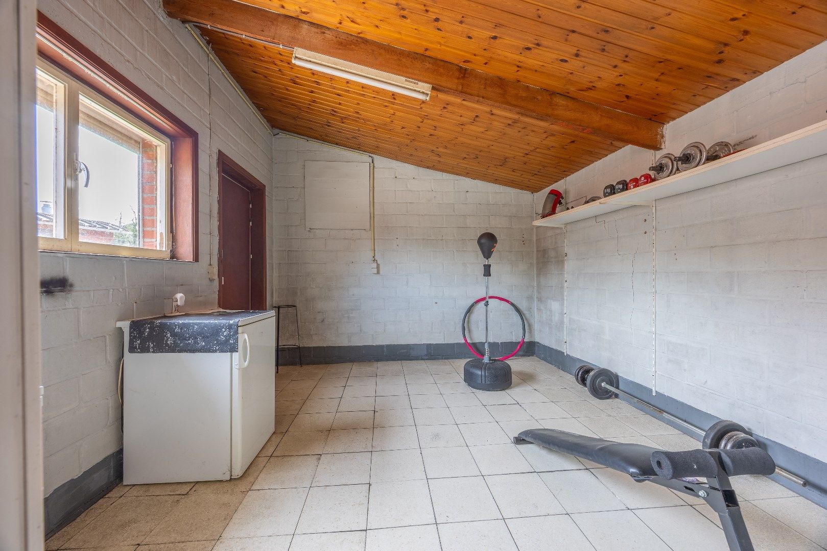 Verder op te knappen woning op 1.218 m² grond foto 15