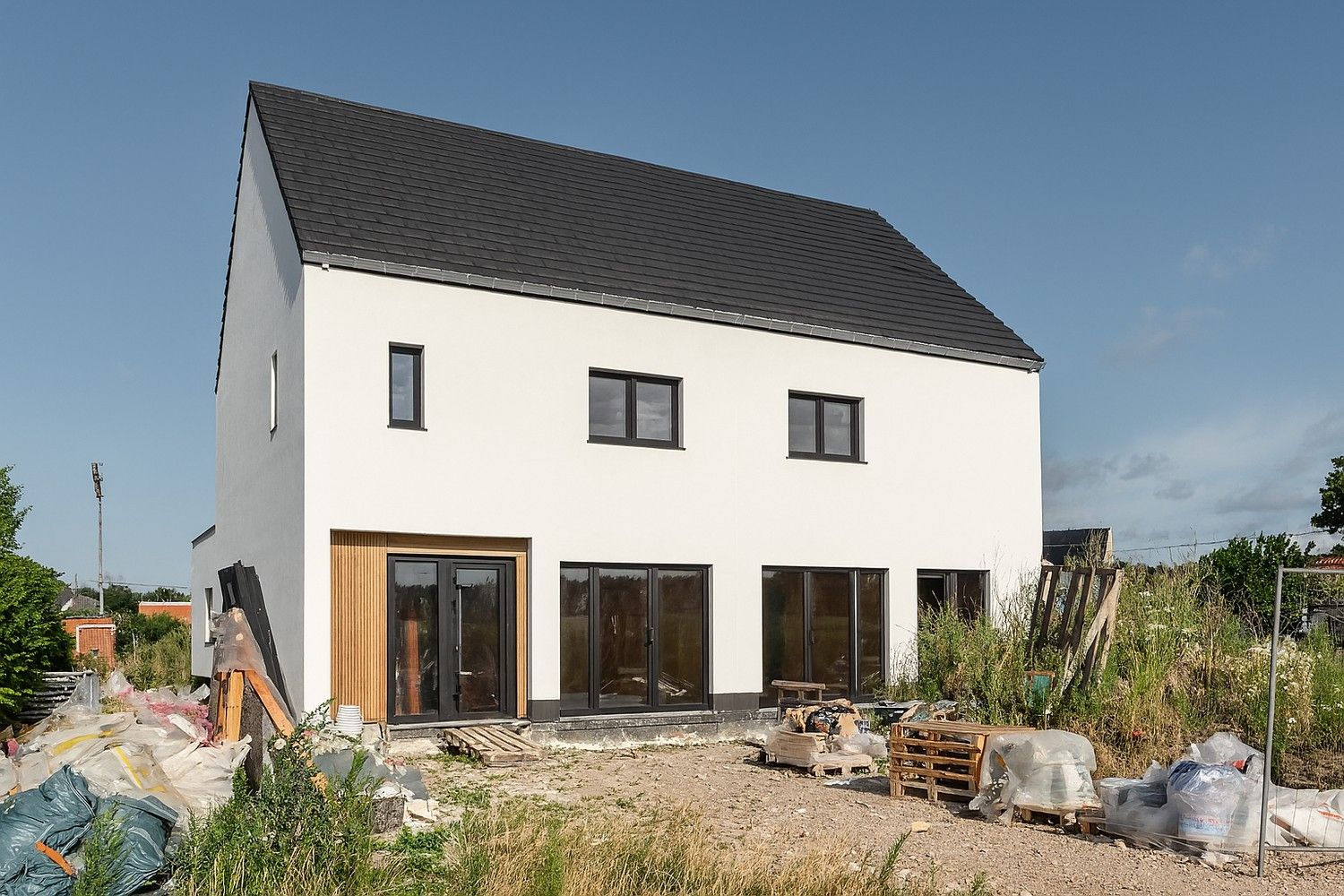 Ruime half open CASCO gezinswoning op een mooi perceel foto {{pictureIndex}}
