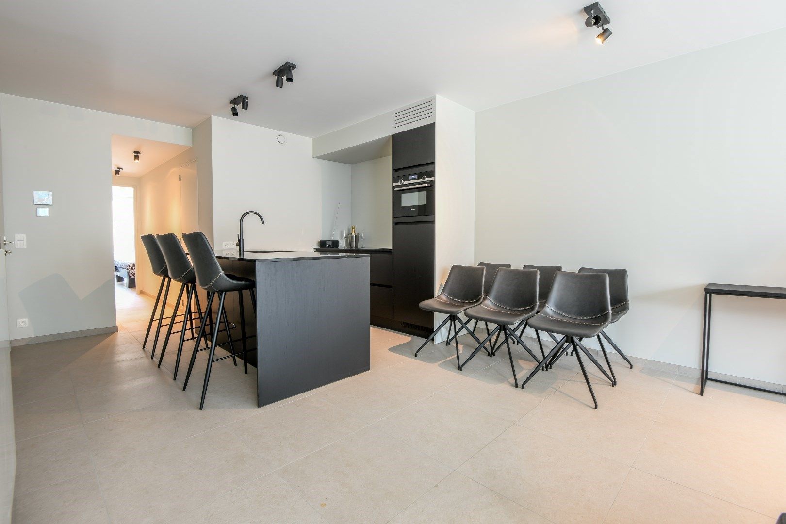 Nieuw appartement gelegen in het centrum van Knokke ( P. Parmentierlaan).  foto 3