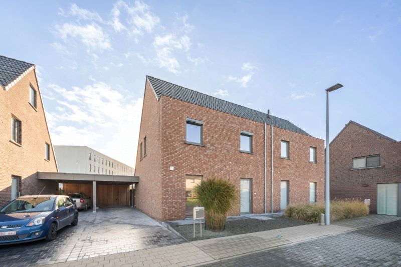 Recente, instapklare halfopen bebouwing op toplocatie te Rumbeke foto {{pictureIndex}}