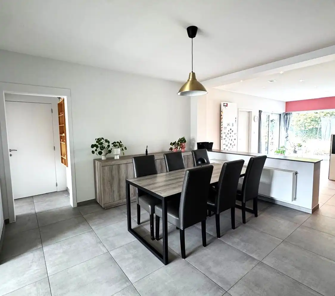 Totaal gerenoveerde woning van 2016-2017 op een perceel van 840 m², met oog voor comfort, ruimte en energiezuinigheid. foto 2