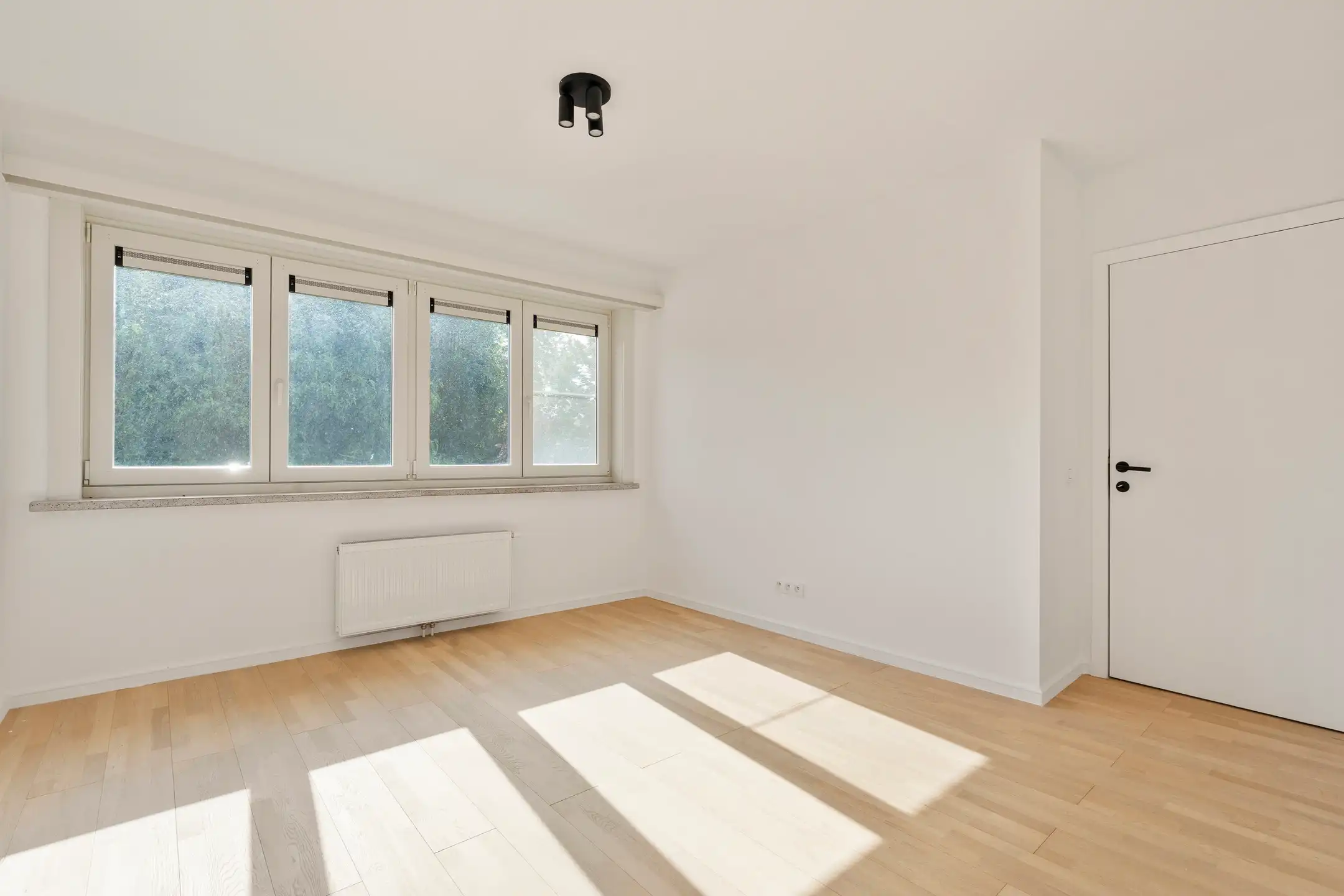 Volledig GERENOVEERDE woning met ZONNIGE TUIN en 3 SLK foto 14