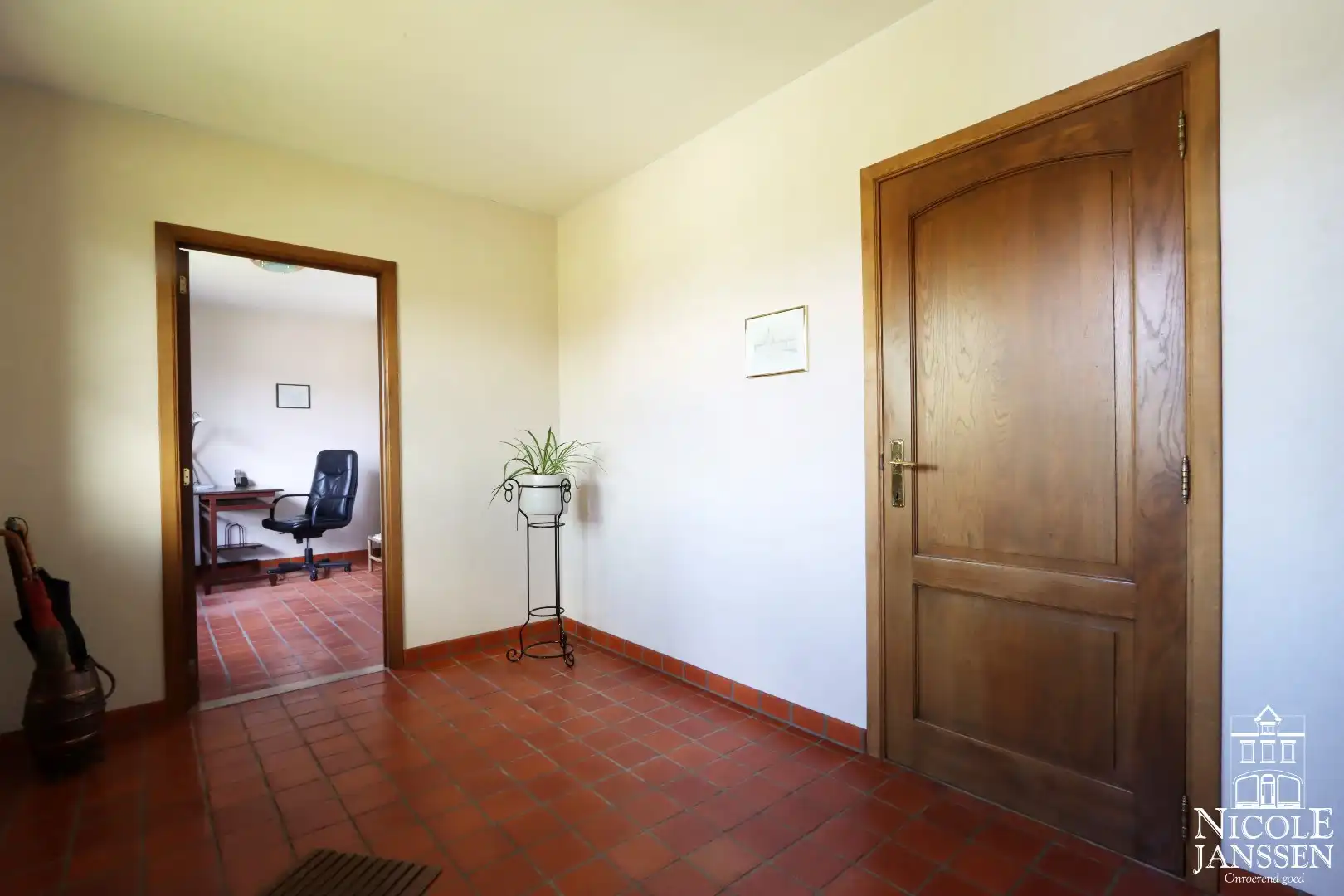 Instapklare en ruime gezinswoning met garage en diepe tuin in het gezellige Beek foto 4