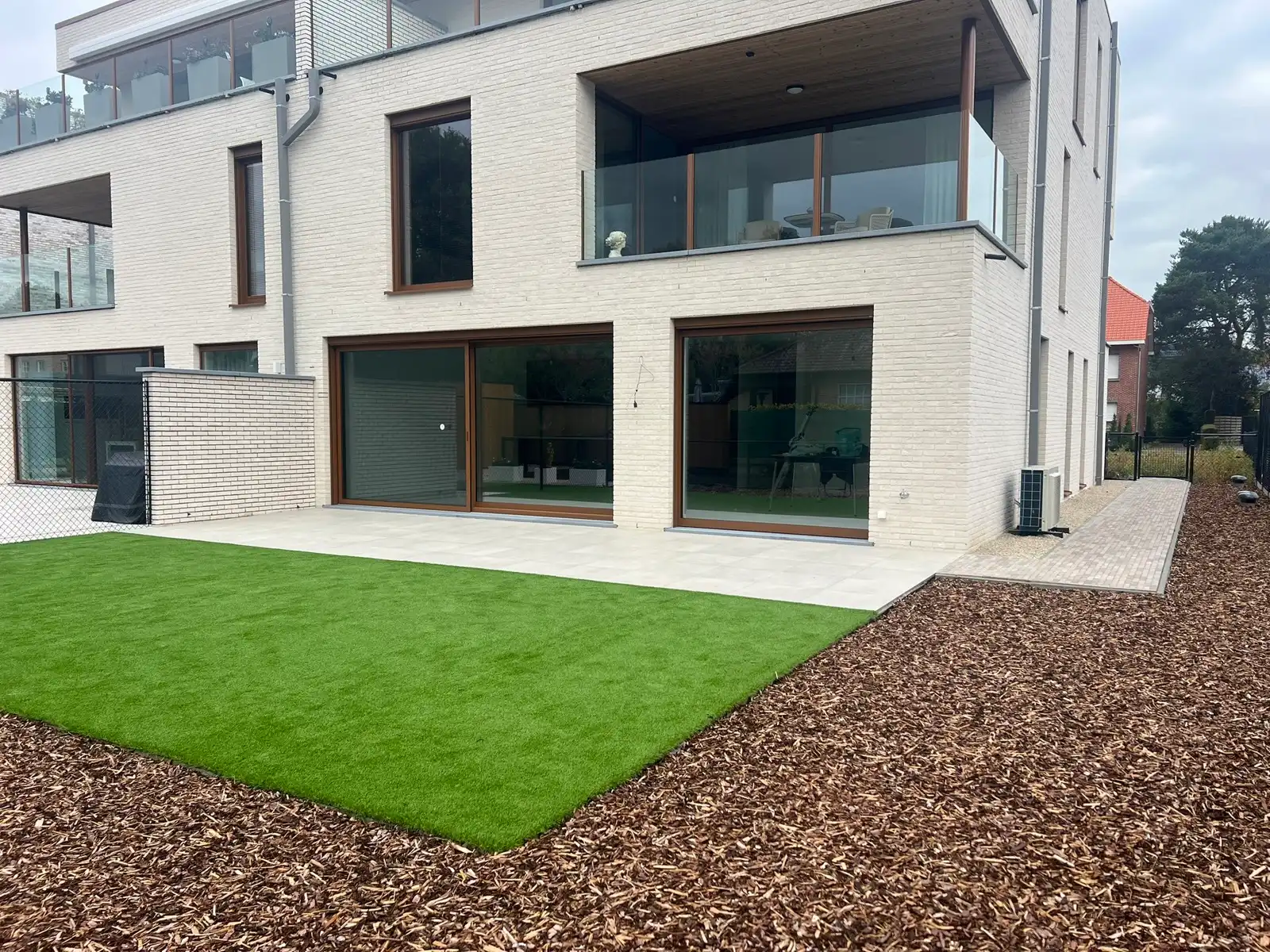 Recent GLV 2 slpk app met tuin en 2 autostaanplaatsen foto 2