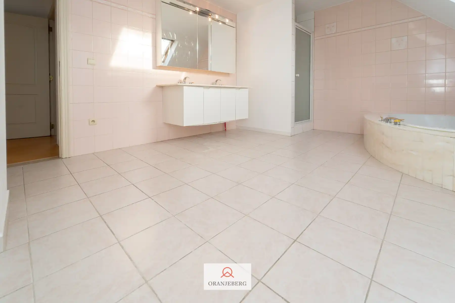 Zeer ruim 3 slaapkamer appartement (230 m²) foto 16