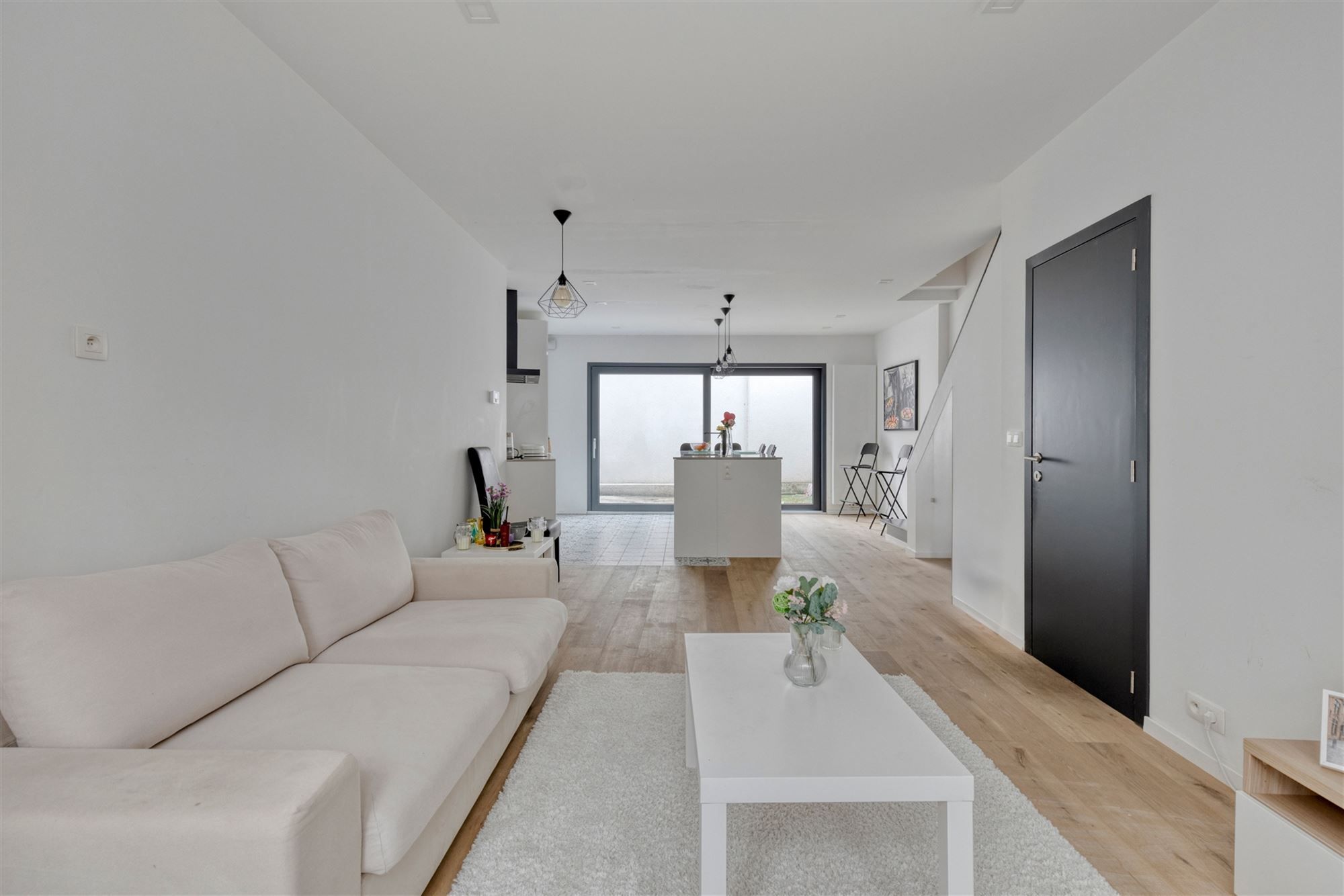 Gerenoveerd en leuk huis met 3 slaapkamers foto 3