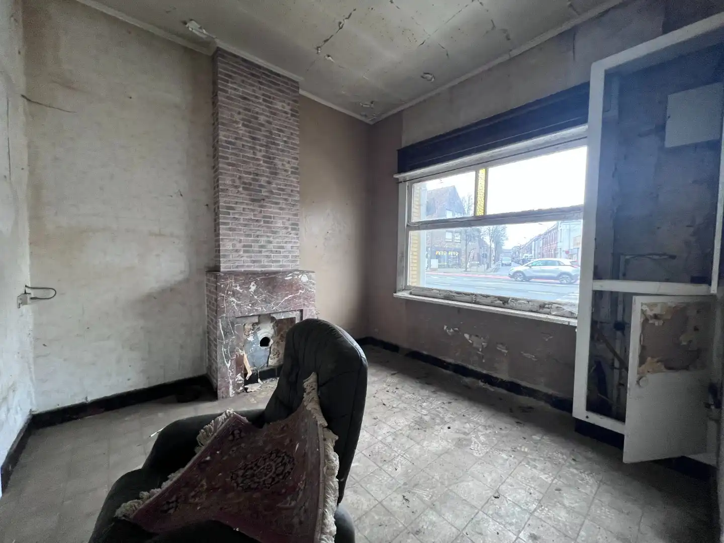 Te renoveren woning met drie slaapkamers te koop in Eeklo foto 4