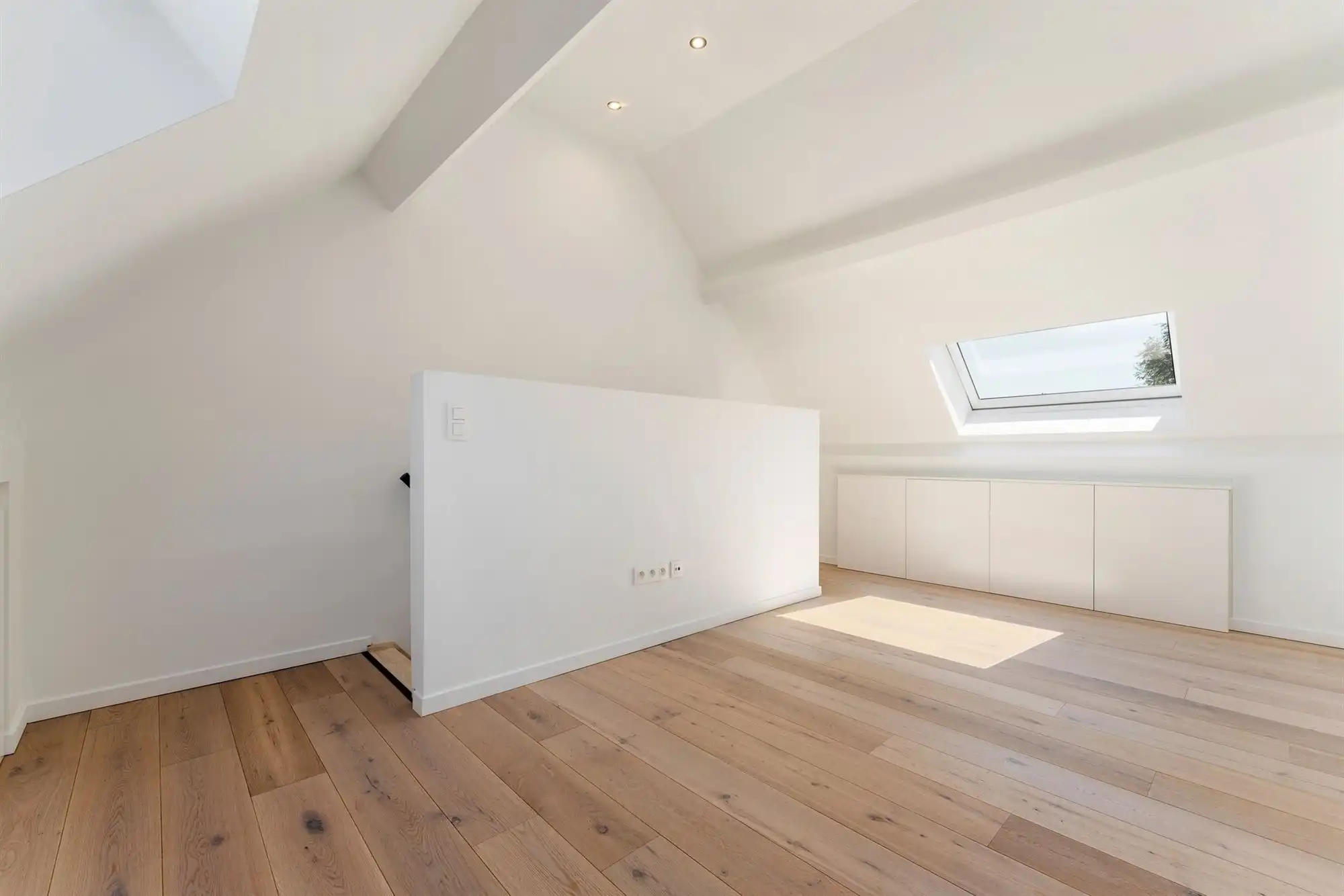 Gerenoveerde woning met oprit en zeer grote tuin foto 17