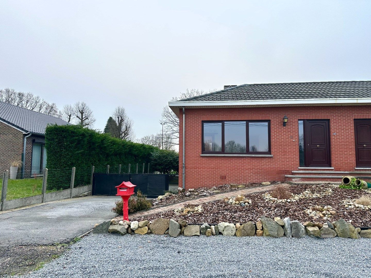 Hoofdfoto van de publicatie: Halfopen woning met ruime tuin