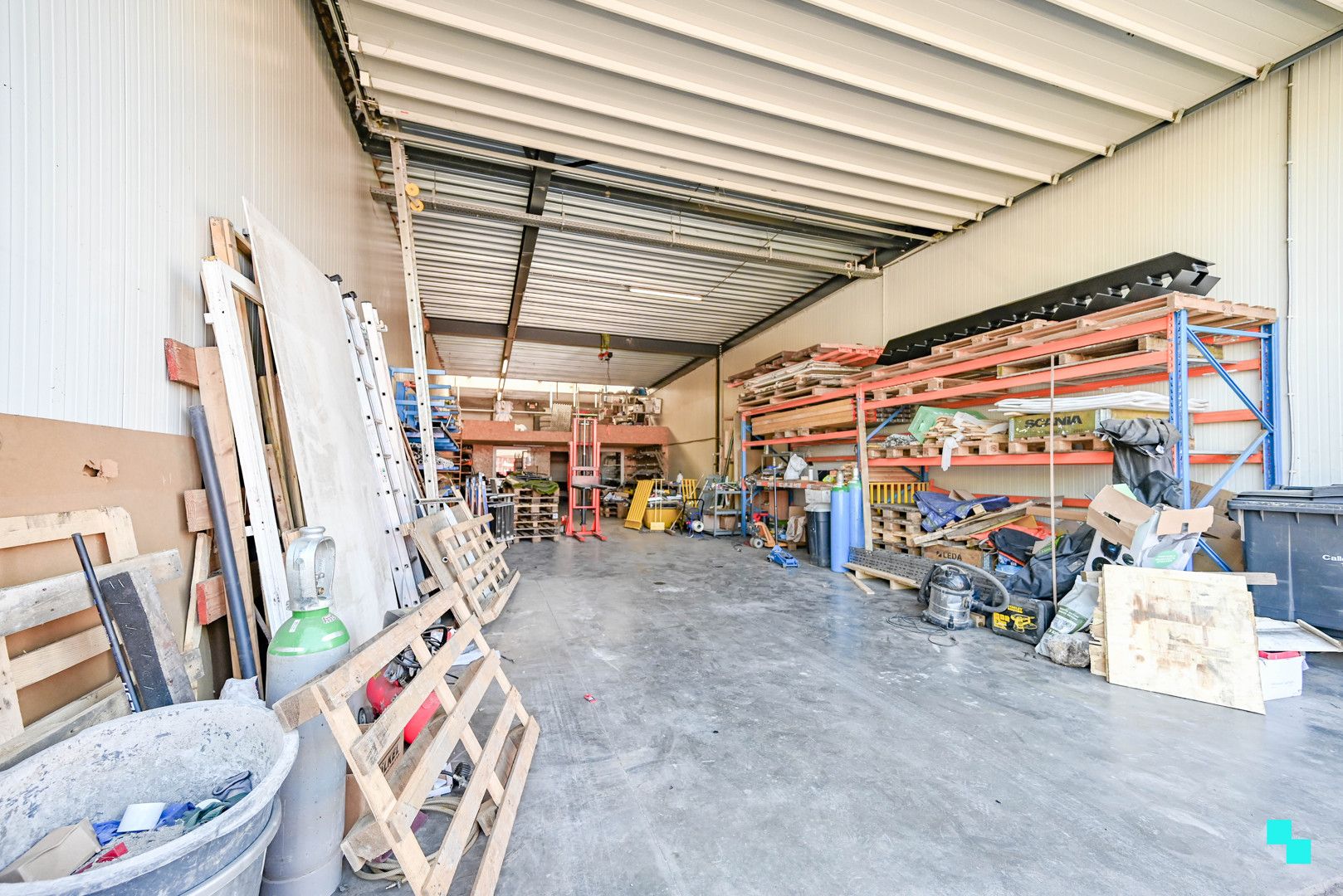 Ruime loods van ca. 172 m² met sectionaalpoort foto 3