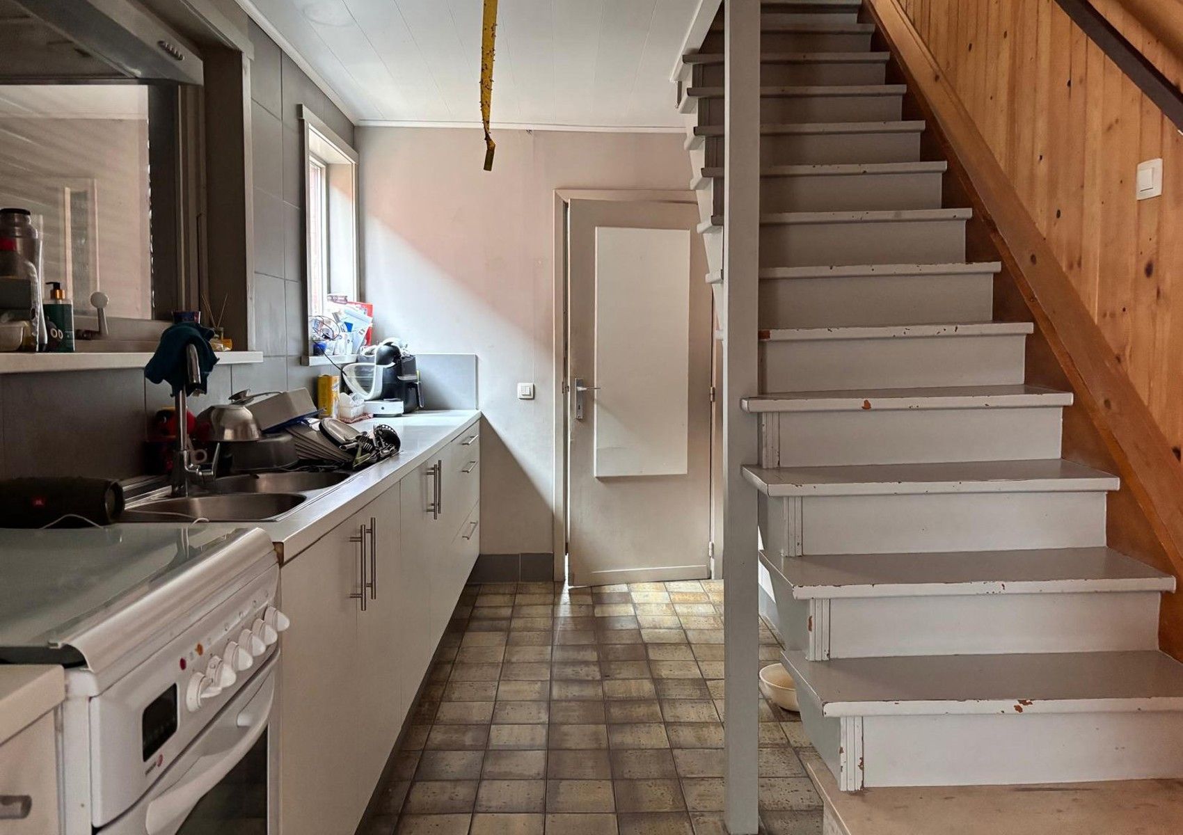 Rijwoning met uitweg achteraan met carport in de directe nabijheid van scholen, centrum  en openbaar vervoer. foto 6