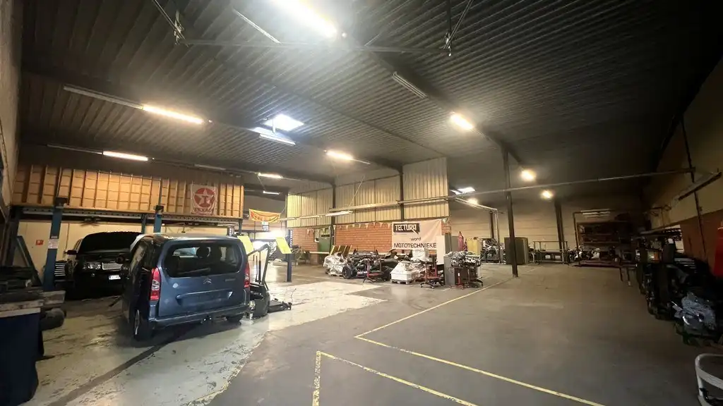 Verwarmd magazijn met kantoren te huur in Industriepark-Drongen foto 4