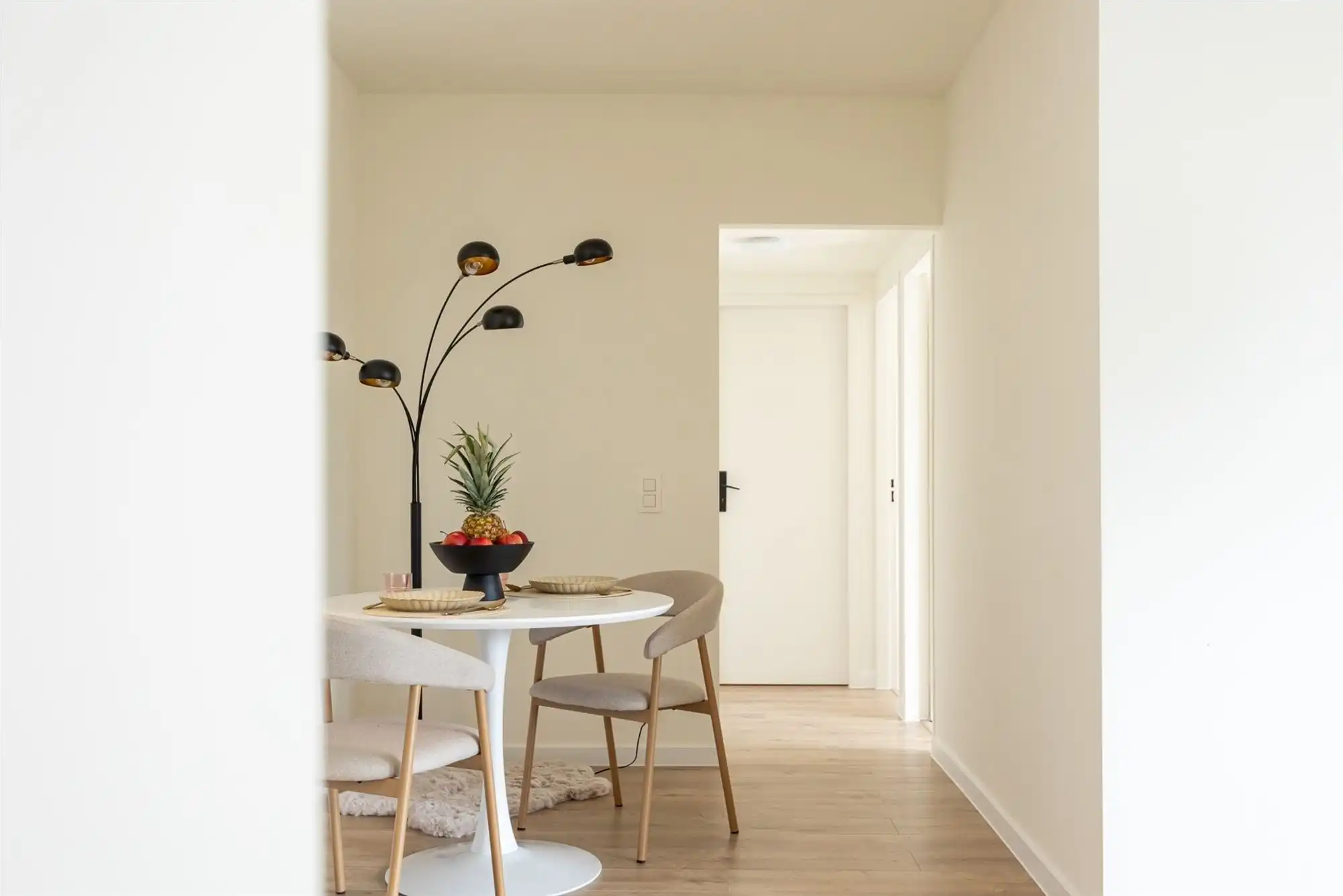 Volledig gerenov. app. met 2 slpkmrs. en terras te Pulhof foto 12