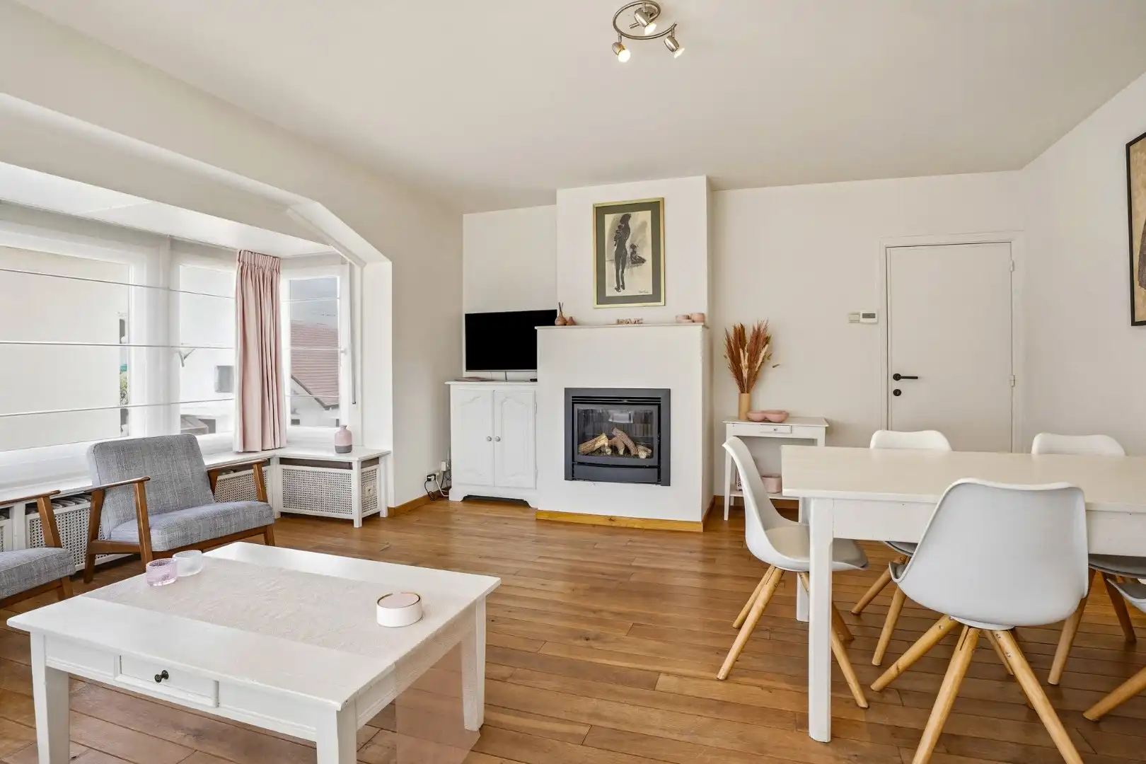 Instapklaar en lichtrijk 3-slaapkamerappartement (109 m²)met terras en parkeerplaats te Oostduinkerke.  foto 2