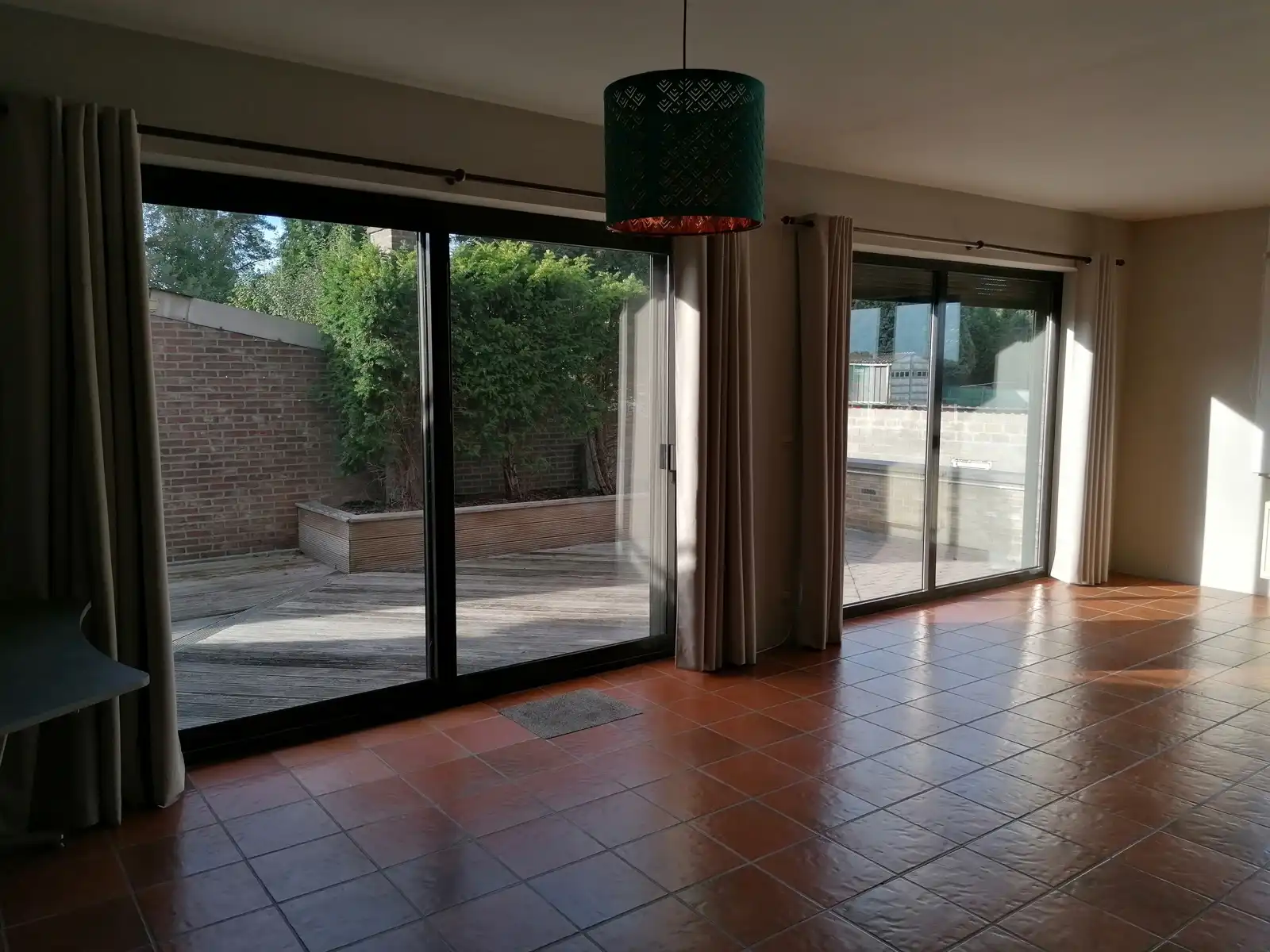 Handelspand met woonst, showroom, loods en parking foto 19