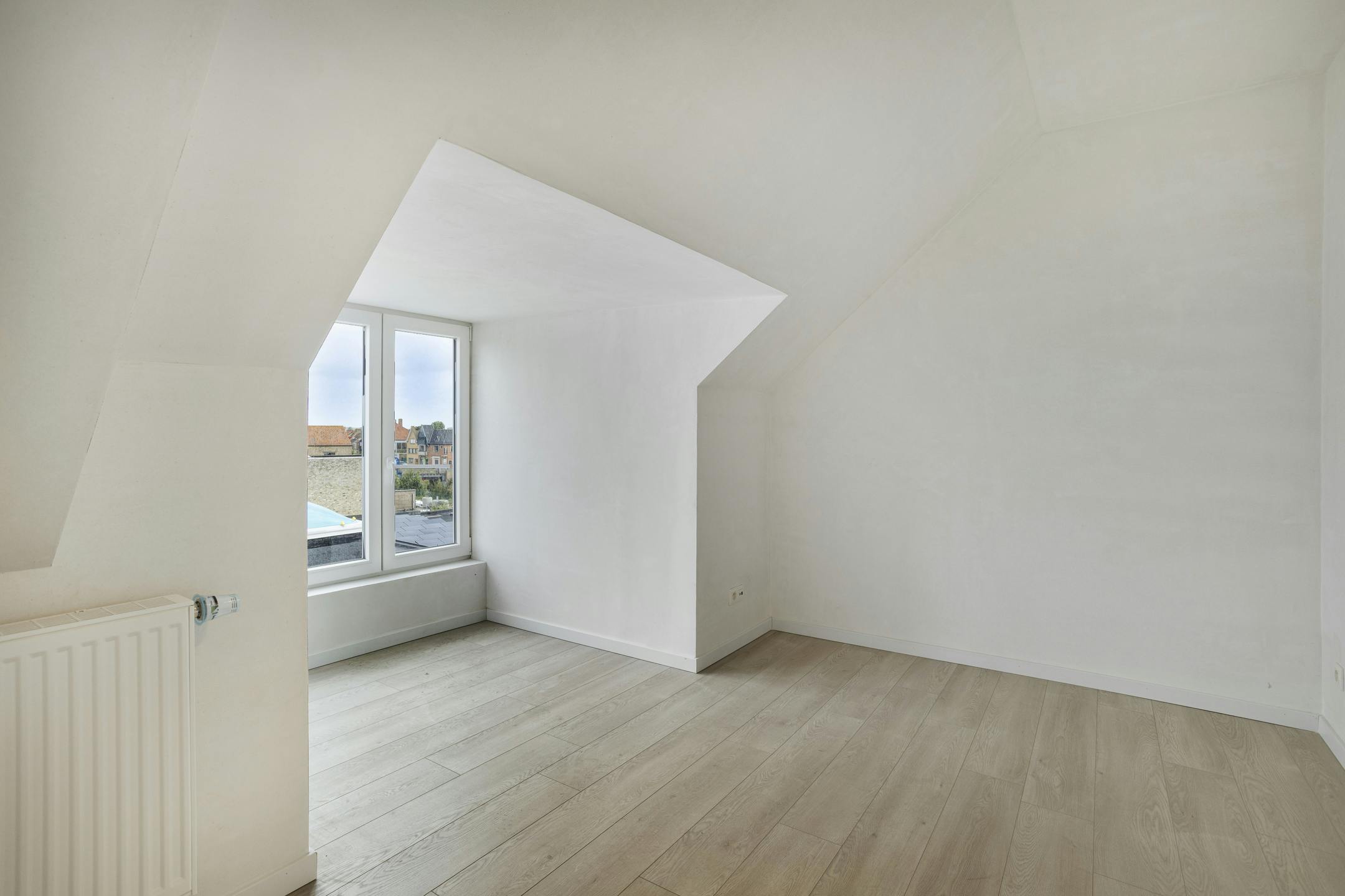 Pand met 2 gerenoveerde appartementen en winkel te Veurne. foto 27