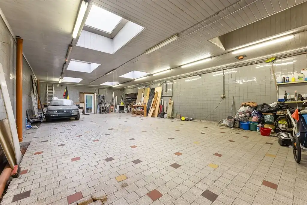 Magazijn met woning foto {{pictureIndex}}