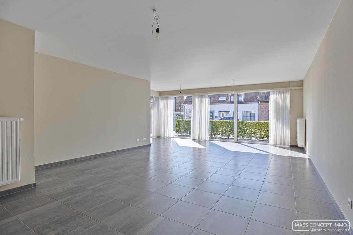 Ruim gelijkvloers 2-slaapkamerappartement in Jabbeke foto {{pictureIndex}}