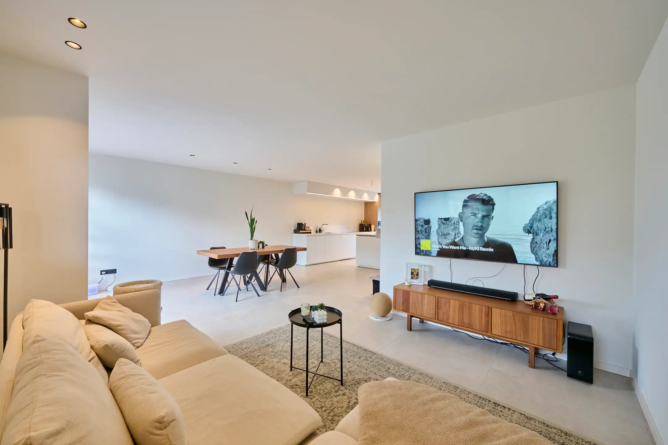 ZEER RUIM MODERN EN LICHTRIJK TRIPLEX APPARTEMENT VAN 160m² foto 2