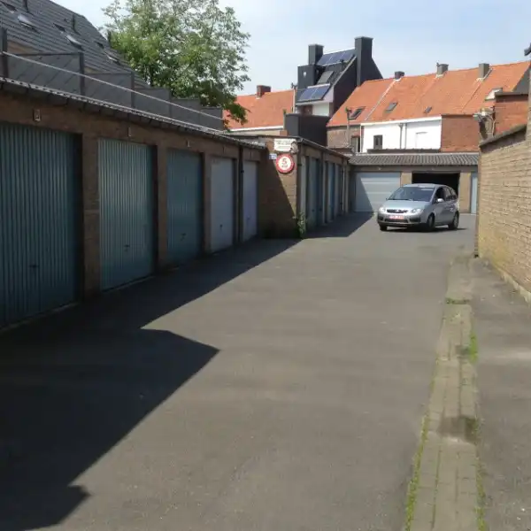 Roeselare : nabij centrum rechtover kerkhof garage te huur foto 3