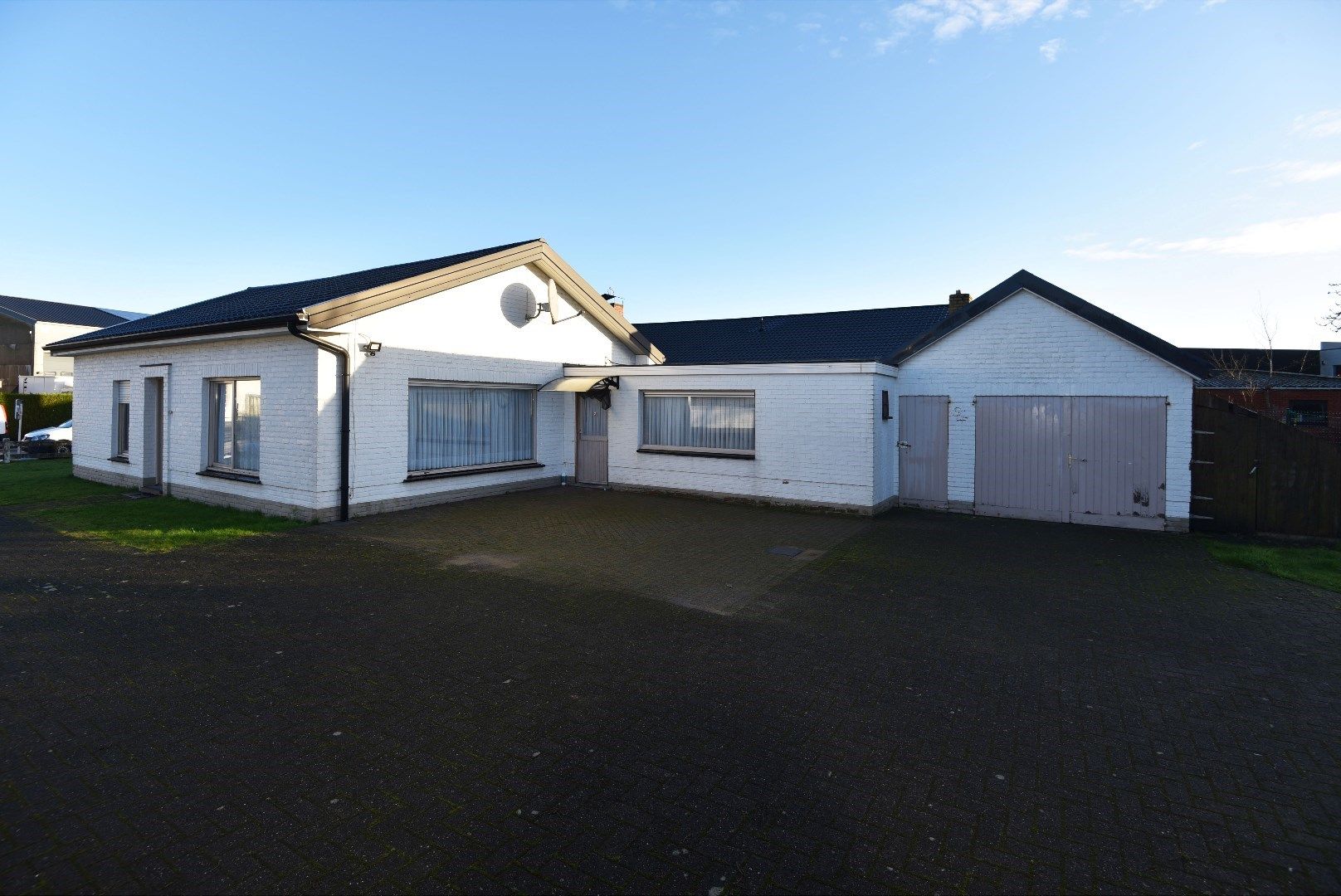 Hoofdfoto van de publicatie: Bungalow met bijgebouwen op 882 m² te Adegem (grens Maldegem) 