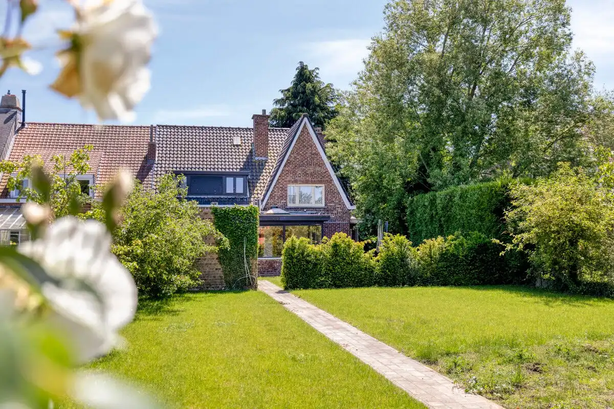 Hoofdfoto van de publicatie: Karaktervolle gezinswoning op 1524m² te koop in Bissegem!