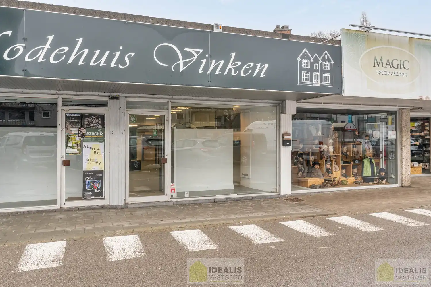 ZEER CENTRAAL GELEGEN HANDELSRUIMTE TE PELT (NEERPELT) MET PARKING VOOR DE DEUR! Deze handelsruimte met een oppervlakte van ca.90m² gelegen te Kempenplein in Pelt (Neerpelt) is uiterst geschikt als winkel of kantoorruimte en gelegen op een toplocatie. foto 2
