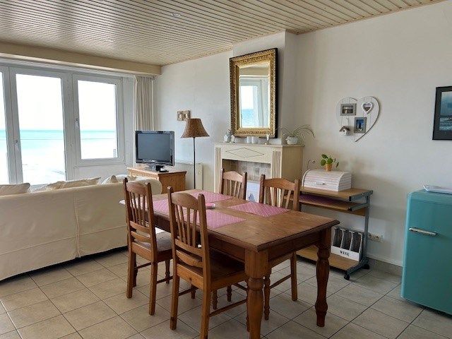 Ruime  studio TE HUUR OP JAARBASIS  met uitstekende ligging op de Zeedijk te Koksijde ! foto 4