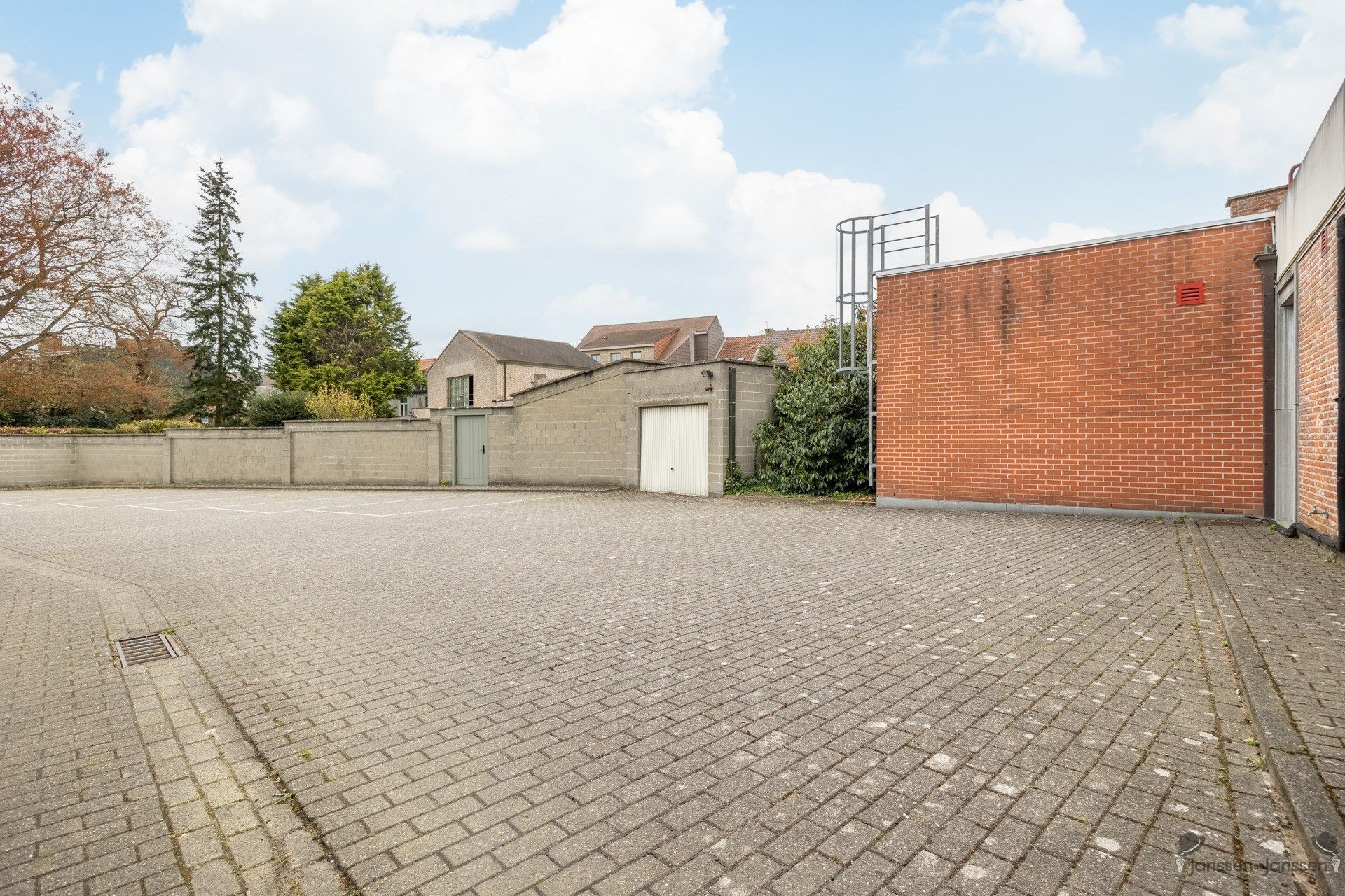 Commercieel gebouw met parkeergelegenheid! foto 4