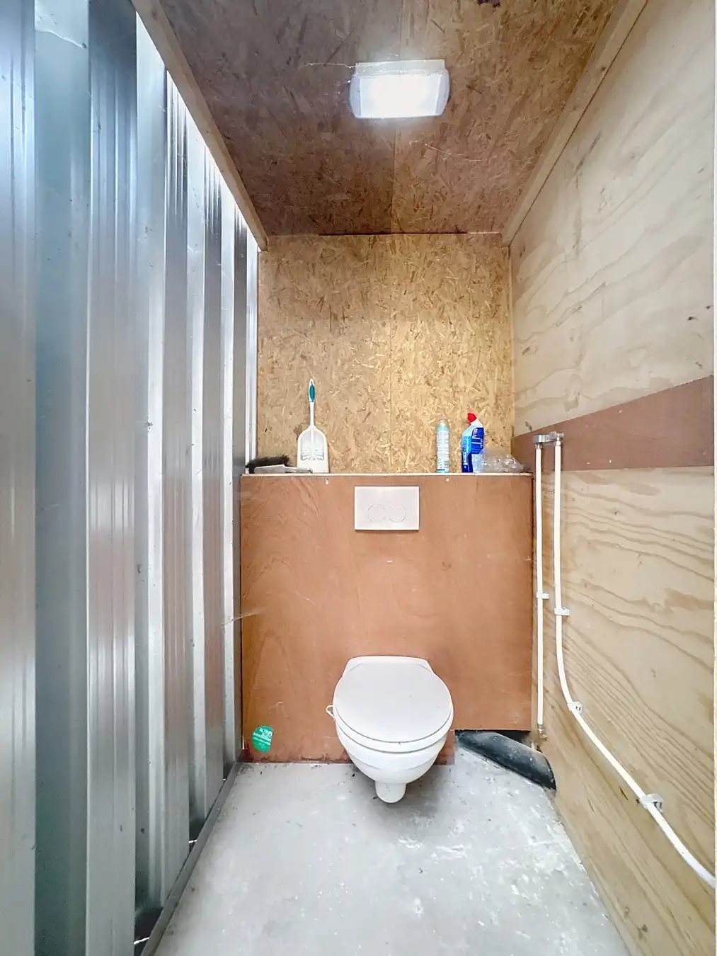 Instapklare OPSLAGRUIMTE (250m2) met 2 hoge, automatische sectionaalpoort te Koolskamp (op 5km van afrit Lichtervelde). foto 6