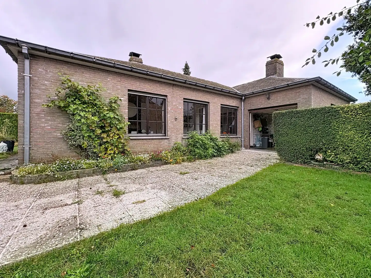 Mooie gelijkvloerse te renoveren villa in rustige, doodlopende straat in Gistel. foto {{pictureIndex}}