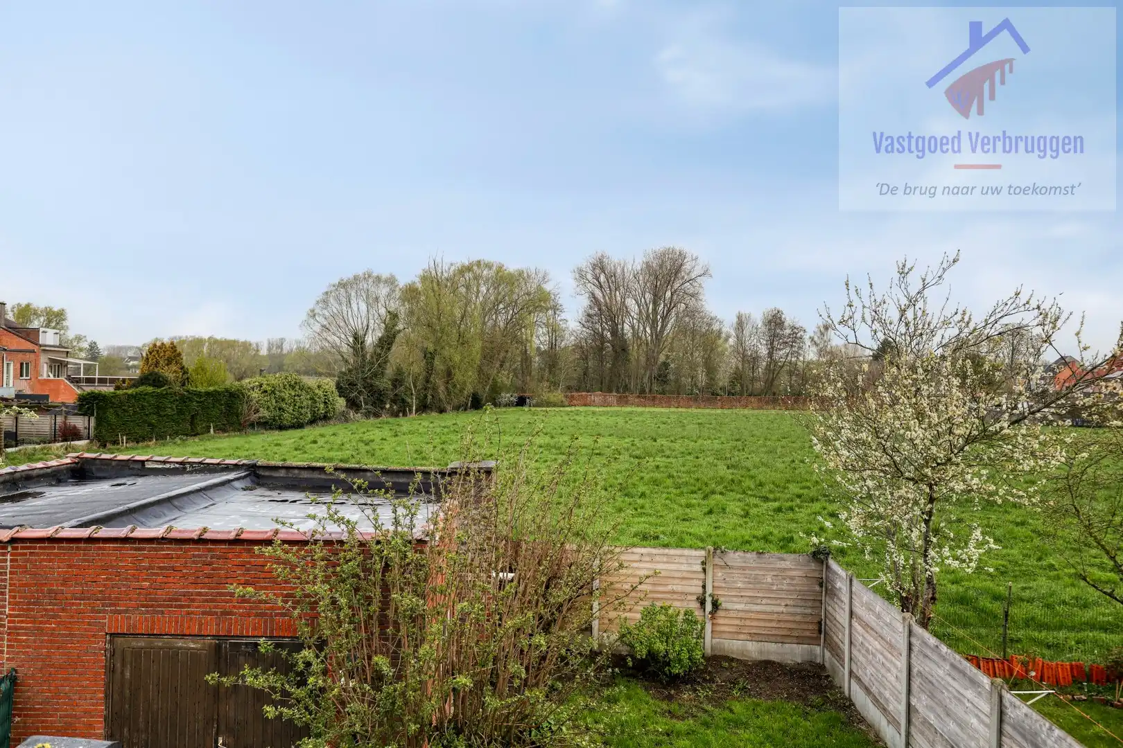 Te renoveren halfopen bebouwing met garage foto 16