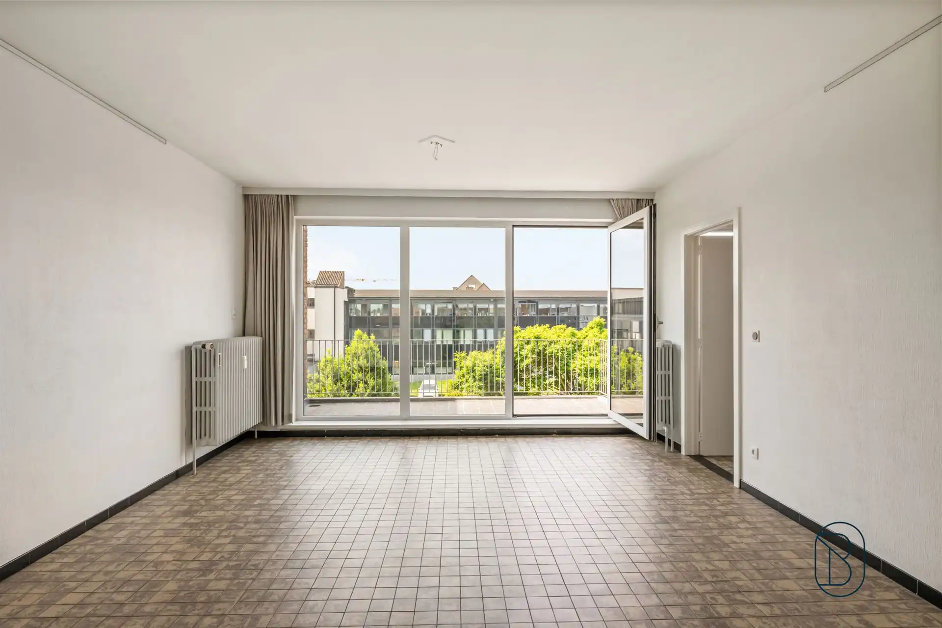 Topgelegen opbrengsteigendom: 4 app, 2 garages en handelsgv. foto 8
