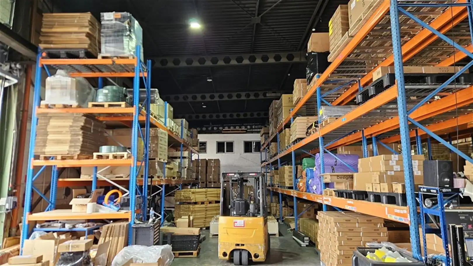 Magazijn met kantoren op toplocatie in Zwijnaarde foto 6