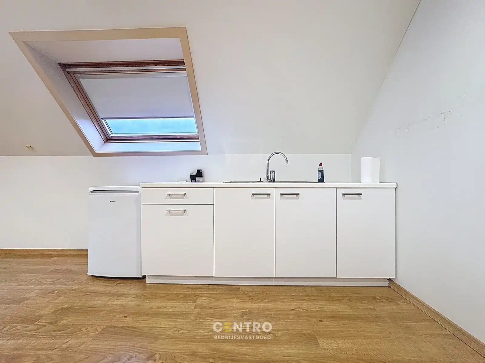 Instapklare KANTOORRUIMTE op eerste verdieping (± 21m²) TE HUUR op de markt van Knesselare! Ruime parkeergelegenheid langs de openbare weg. foto 8