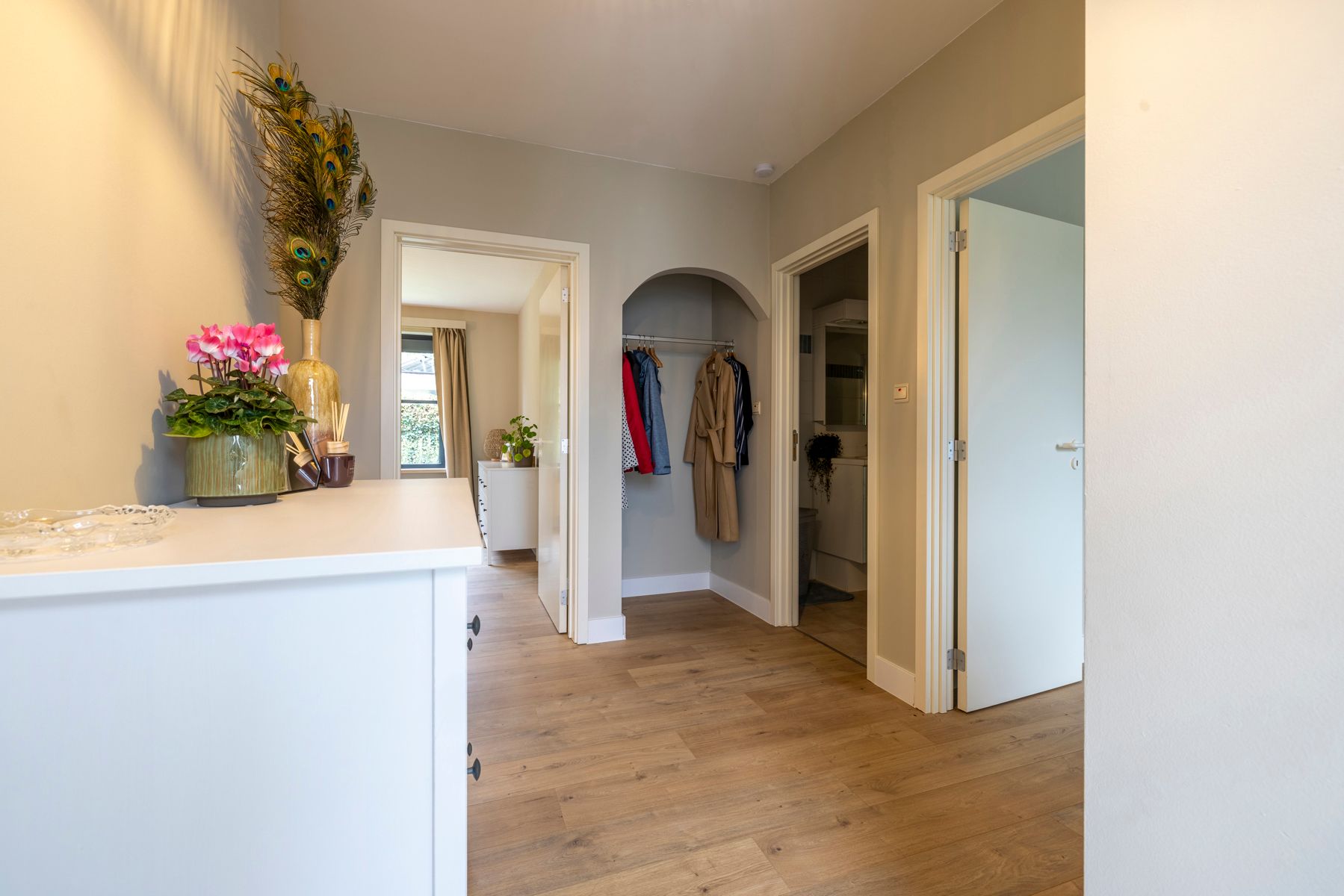 Bungalow met 3 slaapkamers, garage en tuin te koop! foto 3