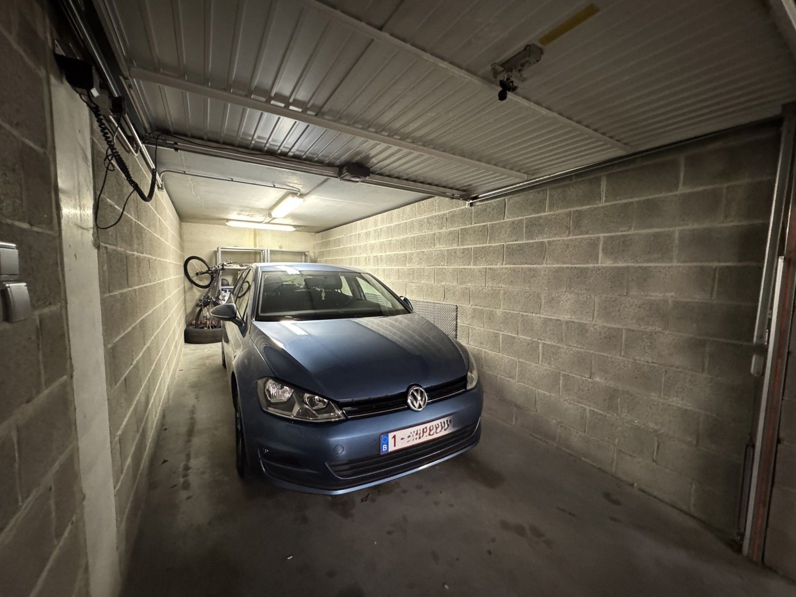 Ondergrondse garagebox met sectionale poort foto {{pictureIndex}}