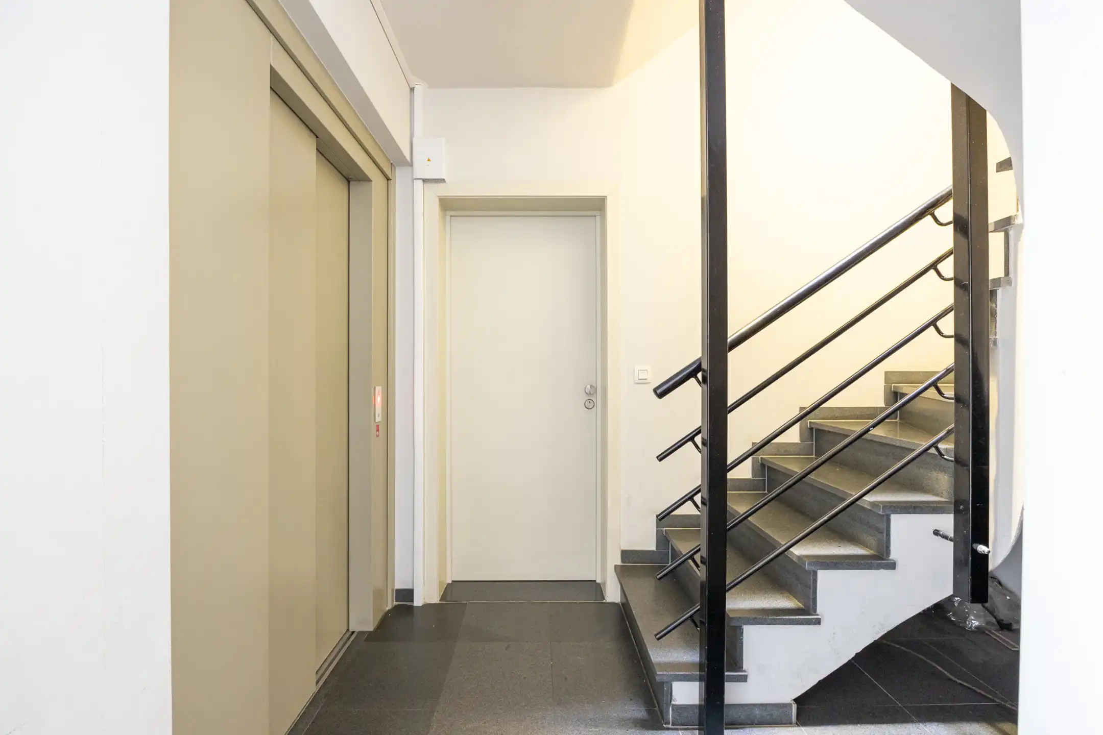 Te koop: stijlvol 2-slaapkamerappartement met terras foto 17